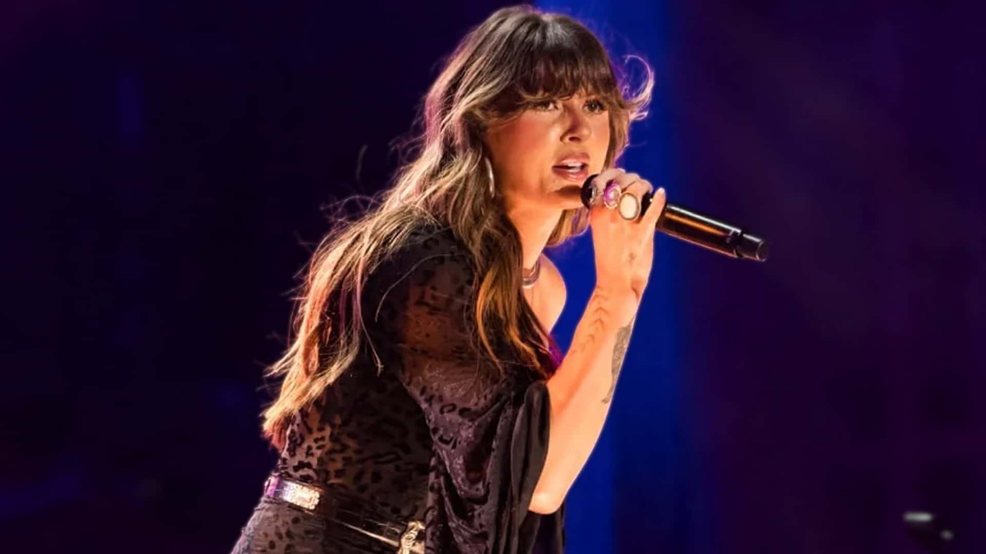 Ella Langley performs onstage with a microphone, as her hit “Choosin’ Texas” sparks a viral wave of funny misheard lyrics on TikTok.