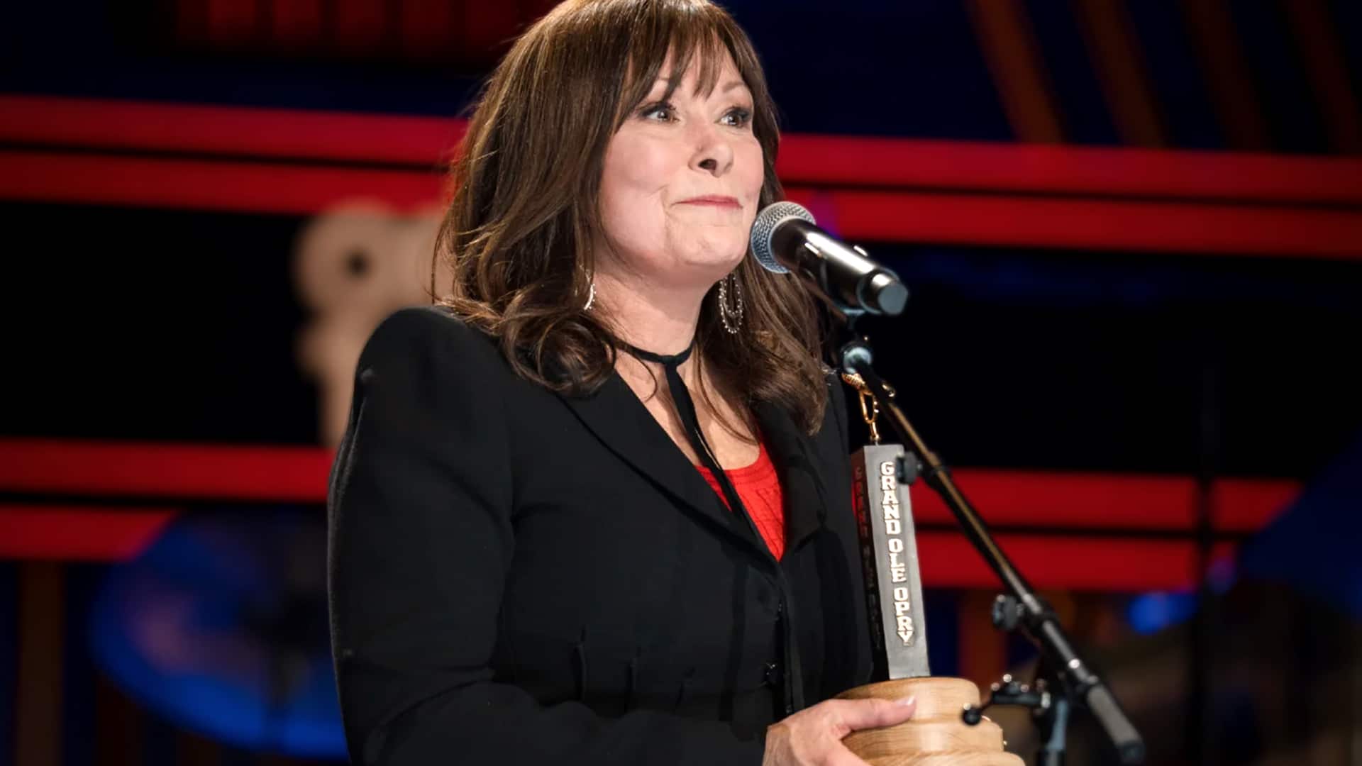Suzy Bogguss officially joins the Grand Ole Opry, marking a long-overdue milestone celebrated by her ’90s country peers.