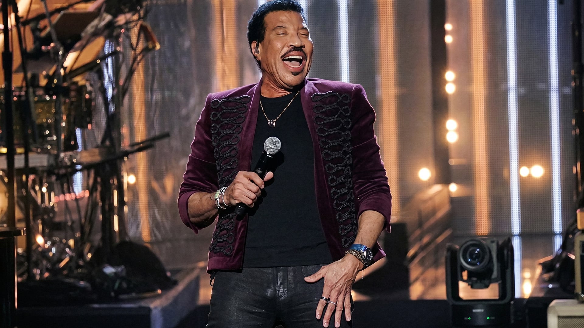 Lionel Richie on stage in Minnesota, where the legend behind "Dancing on the Ceiling" had to sit down and end opening night early after feeling dizzy.