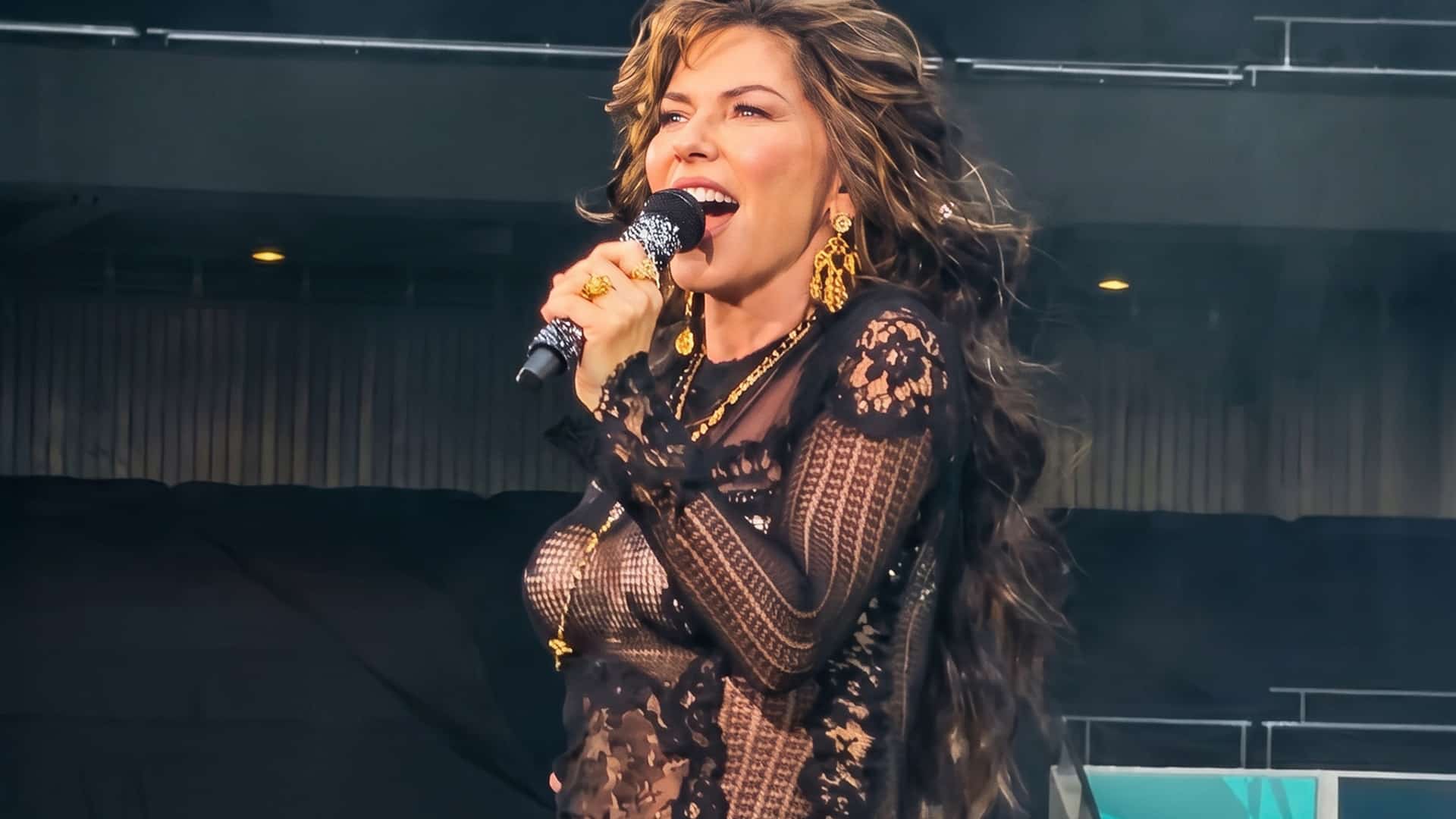 Shania Twain commanding the Wembley stage in the daring look that divided fans.