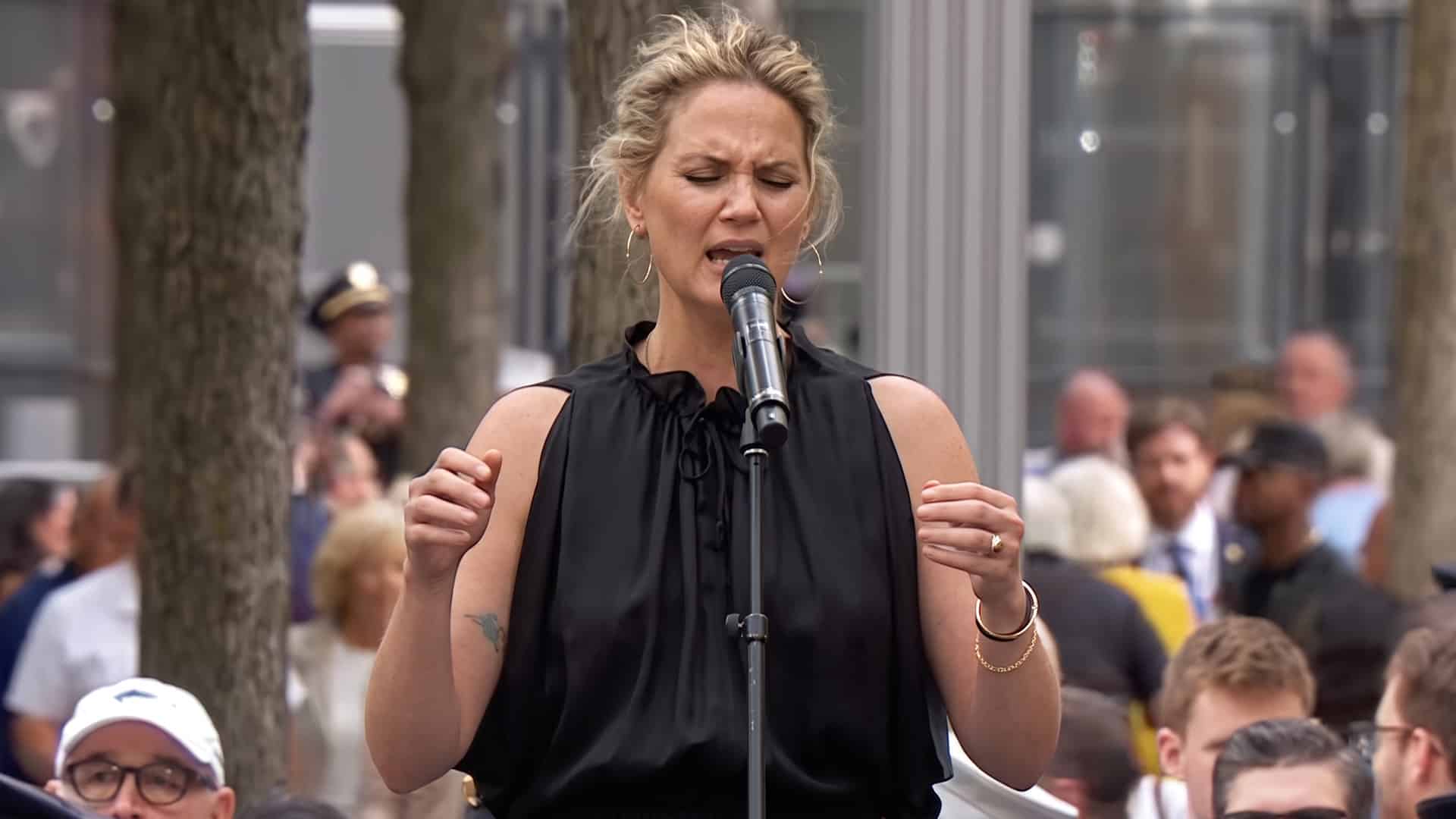 Jennifer Nettles sings emotionally as she honors the 9/11 victims with Vince Gill’s Go Rest High on That Mountain.