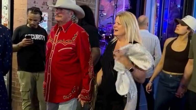An Alan Jackson look-alike walks down Nashville’s Broadway and fools fans until someone who works for Alan shuts it down.