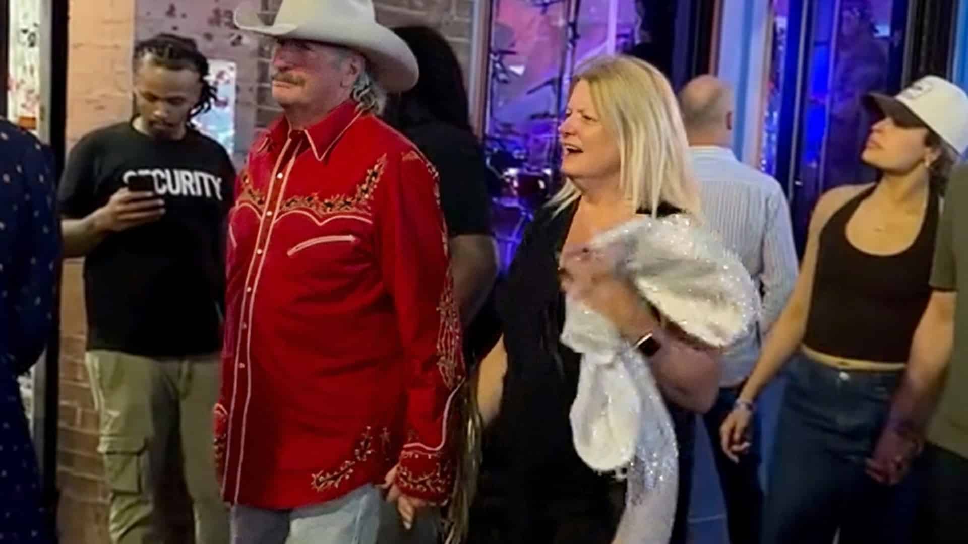 An Alan Jackson look-alike walks down Nashville’s Broadway and fools fans until someone who works for Alan shuts it down.