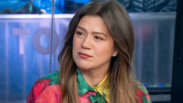 Kelly Clarkson appears in casual clothes as video of her Pretty Woman store visit surfaces and the owner says he fears for his staff.