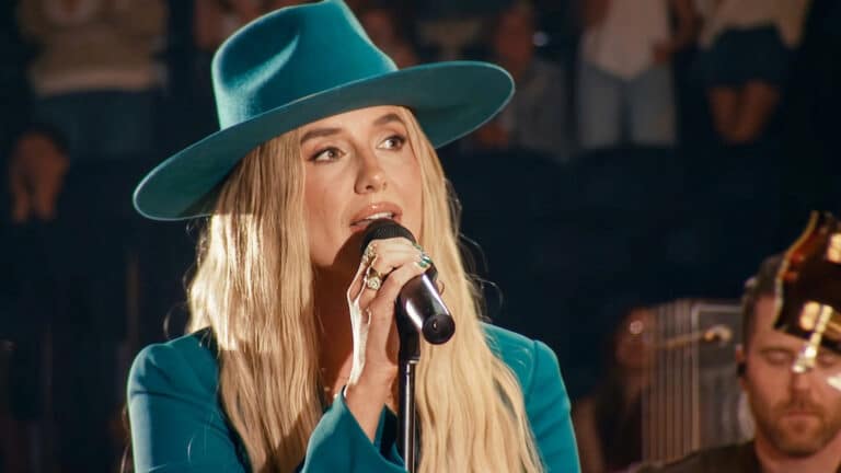 Lainey Wilson sings at the Dove Awards as her award-winning song started with what she admitted about Jesus.